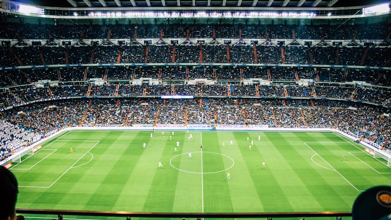 2026年世界杯官方用球'Al Rihla Pro'在绿茵场上的特写照片